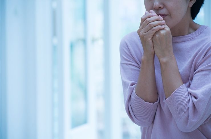 女性手を合わせてる